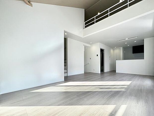 19.7帖の広々LDKは家族全員がゆったりとくつろげる空間です。リビングとダイニングを自由に使い分けられるため、様々なライフスタイルに対応します!