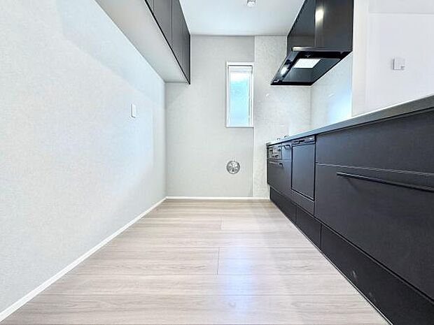 スタイリッシュなシステムキッチンは、収納力と機能性を兼ね備え、料理が楽しくなる空間。リビングとつながるレイアウトも魅力です。