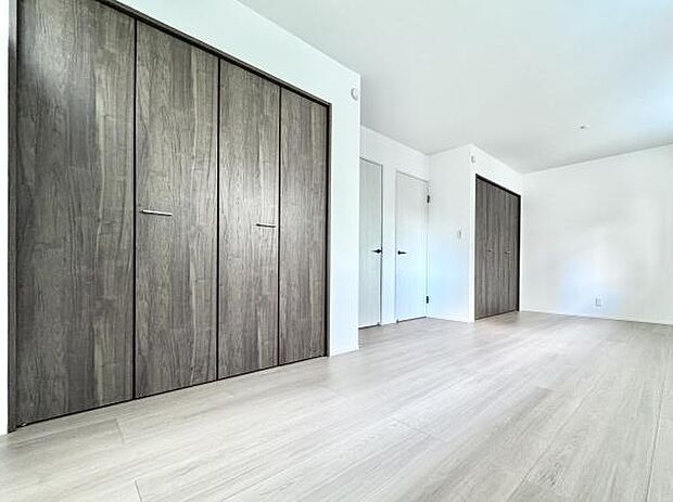 主寝室は10.09帖！2ドア1ルームのお部屋！家族の成長に合わせてお部屋を分けて利用する事も可能です。収納も2か所設置されており、スッキリとした空間で寛げます！