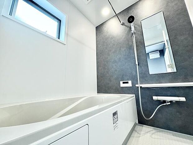 ゆったりとした広さのお風呂スペース!心と身体をリフレッシュさせる癒しの空間でもあるバスルーム！浴室暖房乾燥機付きです。