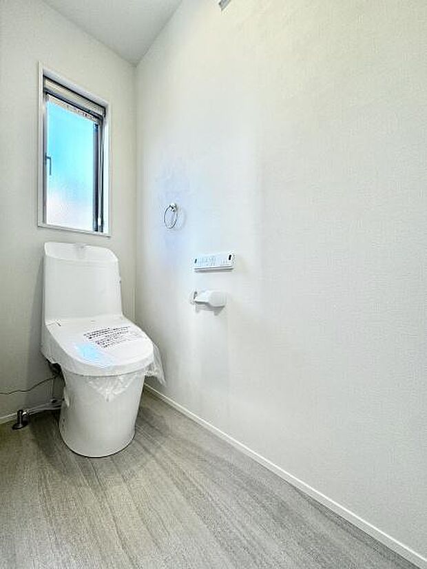 トイレは1階と2階にあります！いつでも快適に使える温水洗浄便座を設置！窓があり換気も十分行えます！