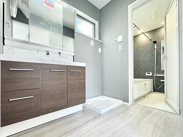 三面鏡の付いたゆったりとした洗面化粧台。合わせ鏡で後ろのスタイリングも楽ちんです。鏡の後ろは収納になっているので、細々したものを収納でき、スッキリとした洗面周りになります。