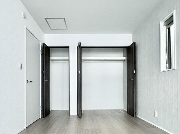 収納に困らないようクローゼットが設置されています！荷物を置く場所が確保されるのでお部屋の整理整頓もしやすくなり、快適な空間をつくりあげます！