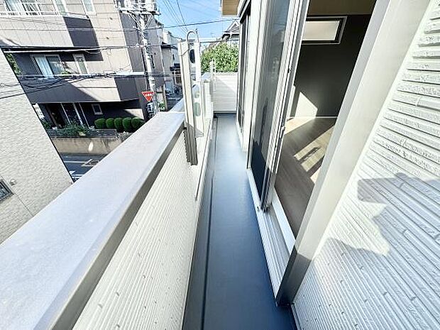 陽当たり良好のワイドバルコニー。洗濯物もよく乾きます。