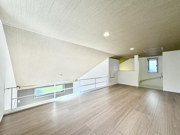 階段をのぼった先には小屋裏収納がございます。季節物家電やお布団などかさばる物も十分収納できるスペースです！