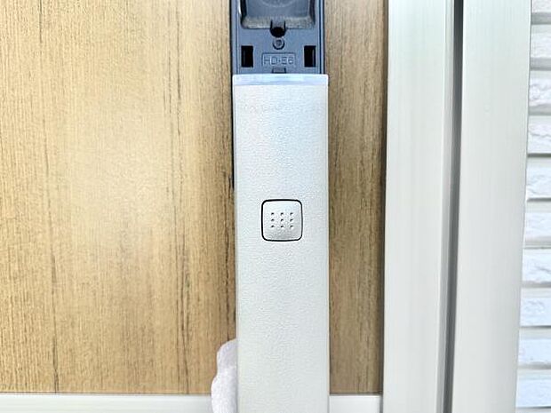 カギ穴を見せない高い防犯性と、便利な機能を両立させた玄関カードキー！毎日使う玄関ドアをもっと便利に！