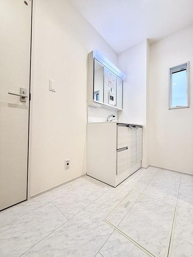 三面鏡付き洗面化粧台。合わせ鏡で後ろのスタイリングも快適。鏡の後ろは収納になっているので、細々したものを収納でき、スッキリとした洗面回りに。