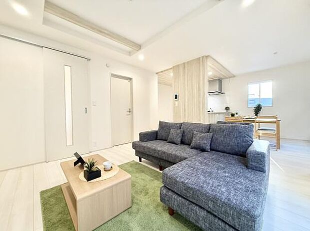 明るく開放的なリビングが魅力。自然光に包まれる心地よい空間で、日々の暮らしがより豊かになります。リビングにエアコン設置可能です！