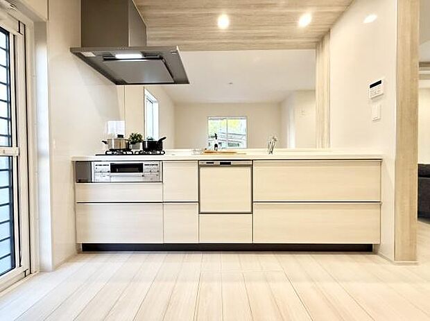 清潔感あふれるシステムキッチン。ワイドな調理台と豊富な収納で家事がスムーズ。毎日の料理を効率的に、家族との時間をもっと大切にできる空間です。