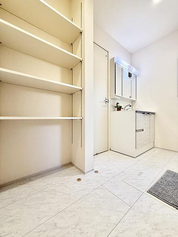 三面鏡の付いたゆったりとした洗面化粧台。合わせ鏡で後ろのスタイリングも楽ちんです。鏡の後ろは収納になっているので、細々したものを収納でき、スッキリとした洗面周りになります。