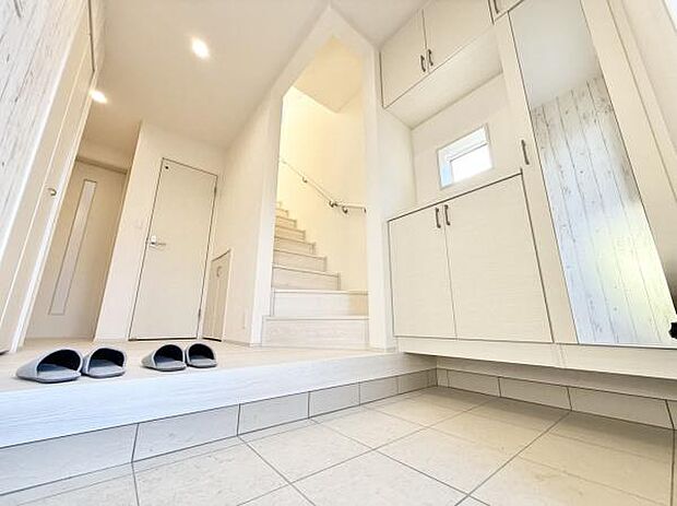 明るく清潔感のある玄関は、大容量の収納スペースがいっぱい、靴や小物をすっきり整理できる機能的な空間です。