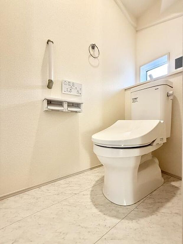 トイレは1階と2階にあります！いつでも快適に使える温水洗浄便座を設置！窓があり換気も十分行えます！