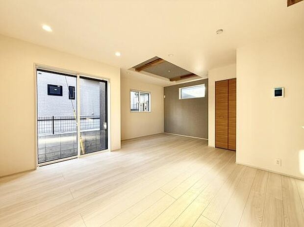 明るく開放的なリビングが魅力。自然光に包まれる心地よい空間で、日々の暮らしがより豊かになります。