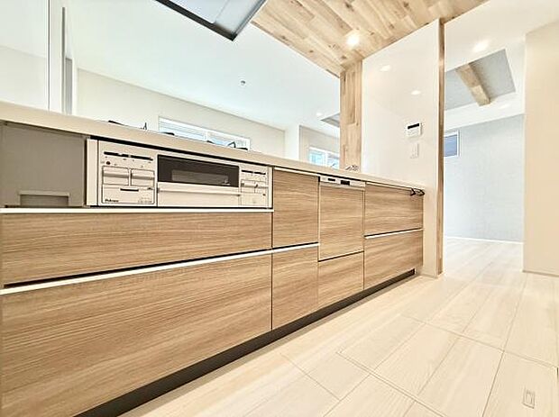 スタイリッシュなシステムキッチンは、収納力と機能性を兼ね備え、料理が楽しくなる空間。リビングとつながるレイアウトも魅力です。