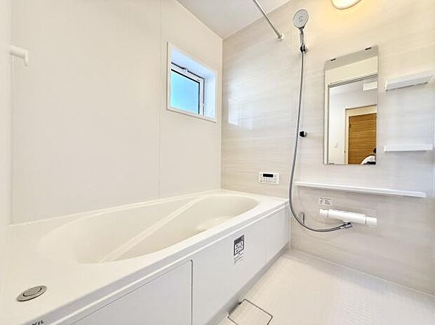 ゆったりとした広さのお風呂スペース!心と身体をリフレッシュさせる癒しの空間でもあるバスルーム！浴室暖房乾燥機付きです。