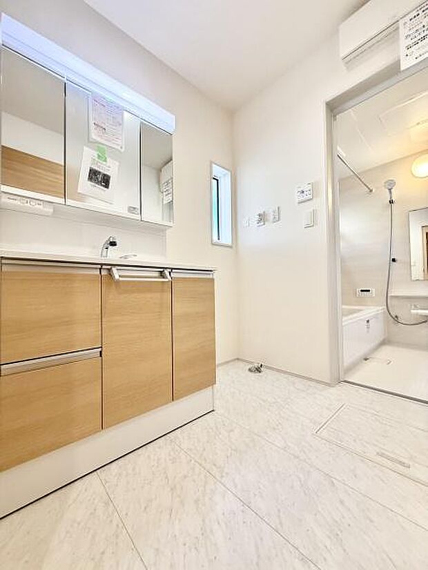 洗面室はゆとりある広さで毎朝の準備も快適です。洗面台収納には、お洗濯用品やスキンケア用品などしっかり収納できるようスペースも充実しています！