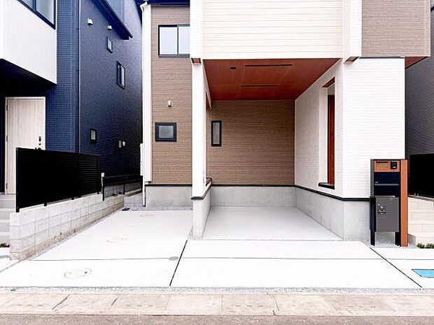 カースペース2台駐車可能で、お出かけや通勤時にも安心です！（車種によります）