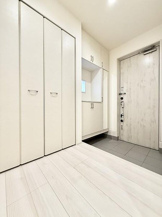 落ち着いた空間を演出し、ご家族や来客者を気持ちよく出迎えます。収納力の高いシューズボックスも設置され玄関をスッキリと保てます！