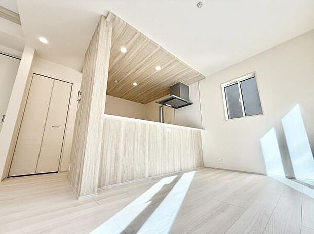 人気の対面式キッチンはリビング、ダイニングを一望できます！キッチンは作業スペースも広々、収納にも困りません！