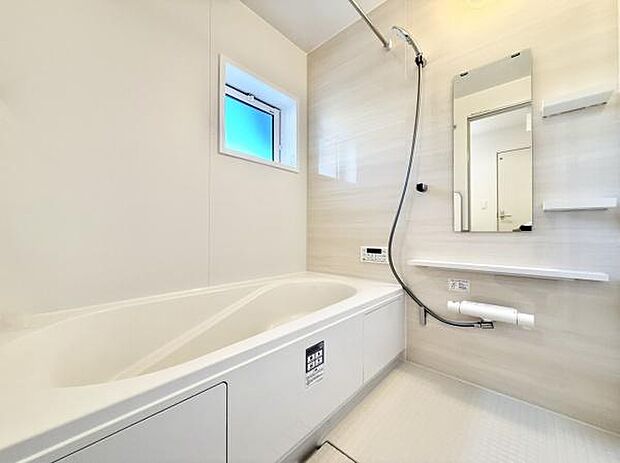 ゆったりとした広さのお風呂スペース!心と身体をリフレッシュさせる癒しの空間でもあるバスルーム！浴室暖房乾燥機付きです。