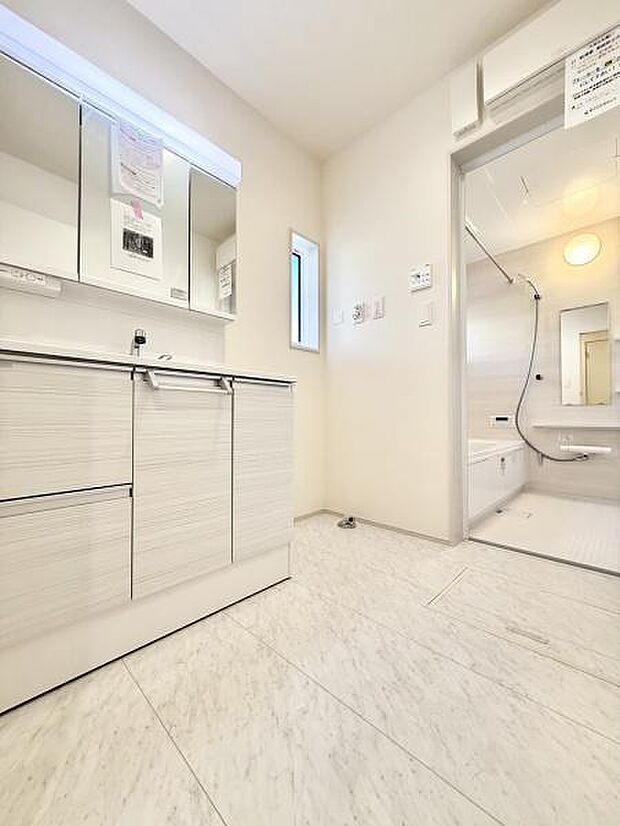 洗面台は高級感あふれる仕様！洗面室はゆとりある広さで毎朝の準備も快適です。使い勝手と美しさを兼ね備えた洗面室です。