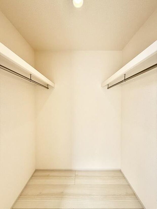 一番広い洋室にはウォークインクローゼットを設置！その名の通り“歩いて中に入ることができる”大容量のクローゼットです。普段着る洋服からかさばる季節物、置き場所に困るスーツケースなども収納できます！