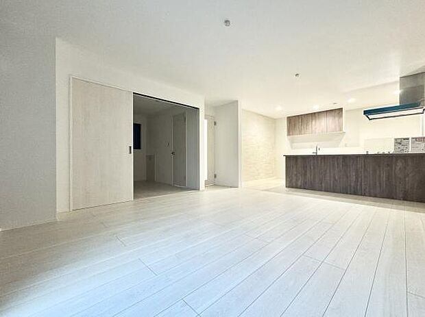 18帖の広々LDKは家族全員がゆったりとくつろげる空間です。リビングとダイニングを自由に使い分けられるため、様々なライフスタイルに対応します!