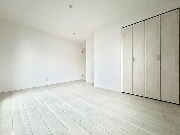 主寝室は広々7.5帖！キングサイズのベッドも配置可能！採光たっぷり広々としていて明るいお部屋です！