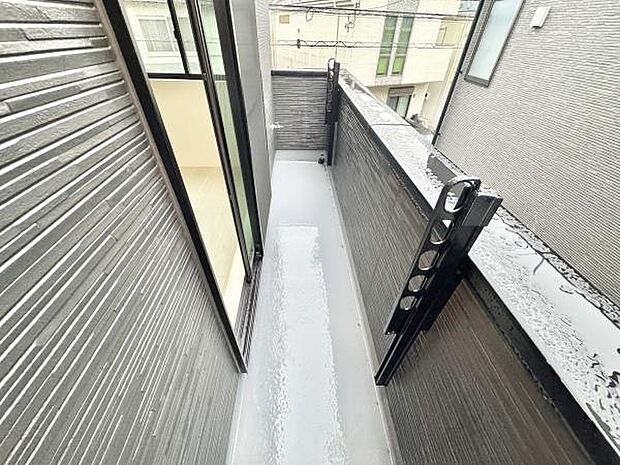 日当たりの良い南向きのバルコニーが設置されています！