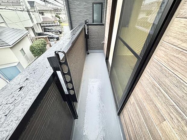 陽当たり良好のワイドバルコニー。洗濯物もよく乾きます。