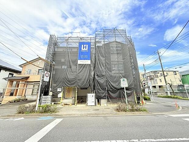 前面道路13mと広々していています!小中学校まで近く、お子様の通学も安心です。