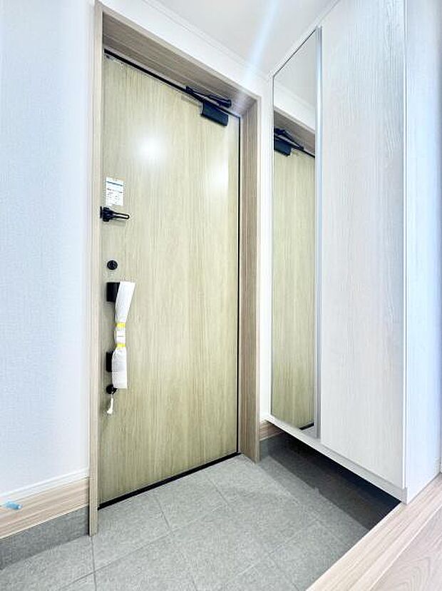 落ち着いた空間を演出しご家族や来客者を気持ちよく出迎える玄関！大容量の収納をご用意！全身ミラーはお部屋の奥行をより感じさせます。