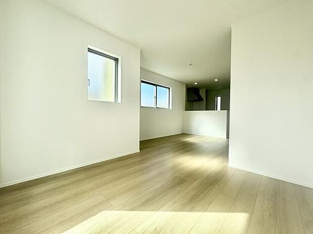 15.3帖の広々LDKは家族全員がゆったりとくつろげる空間です。リビングとダイニングを自由に使い分けられるため、様々なライフスタイルに対応します!