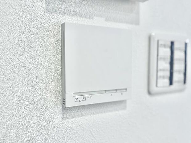 リビングには床暖房が設置されています！温風も出ないので肌や空気が乾燥しにくく素早く温まります。