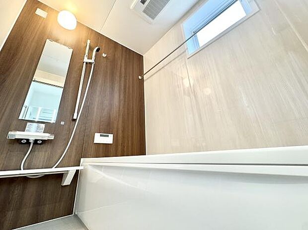 ゆったりとした広さのお風呂スペース!心と身体をリフレッシュさせる癒しの空間でもあるバスルーム！浴室暖房乾燥機付きです！