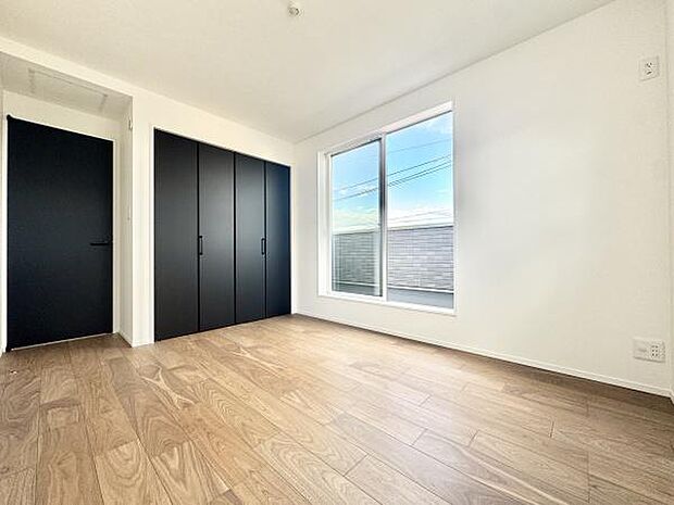 落ち着いた色合いとシンプルなデザインが魅力の洋室。クローゼット付きで、衣類や荷物もスッキリ収納。使い勝手の良い快適空間です。