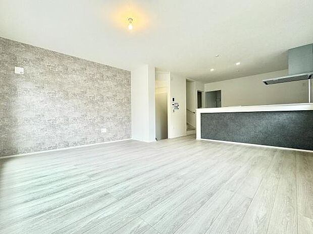 17.3帖の広々LDKは家族全員がゆったりとくつろげる空間です。リビングとダイニングを自由に使い分けられるため、様々なライフスタイルに対応します!