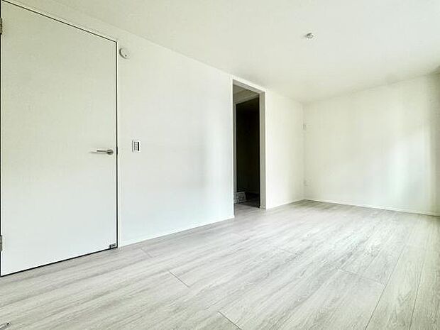 飽きのこないバランスの取れた配色はインテリアの配置もしやすく模様替えも楽しめそうですね！キングサイズのベッドも置ける10.5帖の広さ！