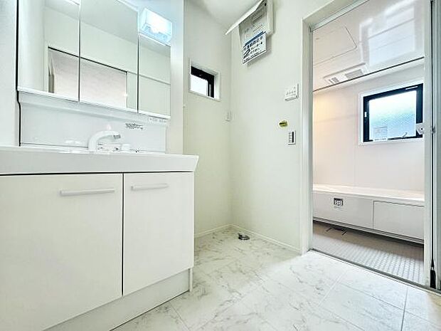 洗面室はゆとりある広さで毎朝の準備も快適です。洗面台収納には、お洗濯用品やスキンケア用品などしっかり収納できるようスペースも充実しています！