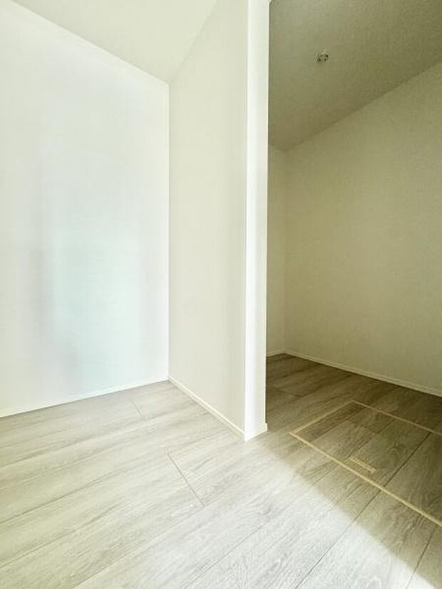 大容量のウォークインクローゼットが設置されており、収納スペース豊富です！