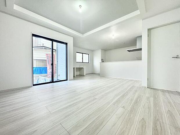 南向き19.5帖のゆったりサイズ！明るく開放的なリビングが魅力。自然光に包まれる心地よい空間で、日々の暮らしがより豊かになります。