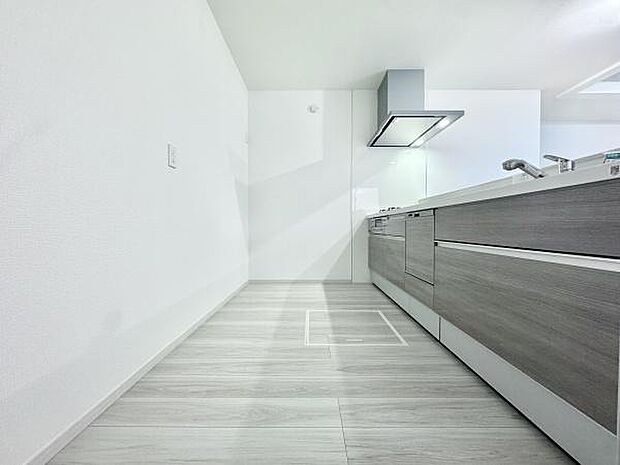 清潔感あふれるシステムキッチン。ワイドな調理台と豊富な収納で家事がスムーズ。毎日の料理を効率的に、家族との時間をもっと大切にできる空間です。