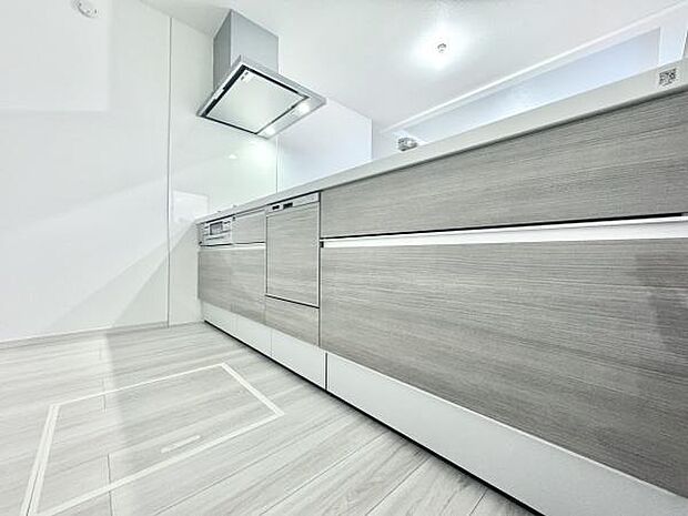 清潔感あふれるシステムキッチン。ワイドな調理台と豊富な収納で家事がスムーズ。毎日の料理を効率的に、家族との時間をもっと大切にできる空間です。