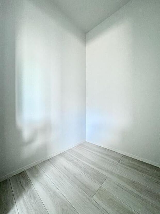 ウォークインクローゼットが設置されています！季節ものもたっぷり収納でき、お部屋がスッキリ片付きます！