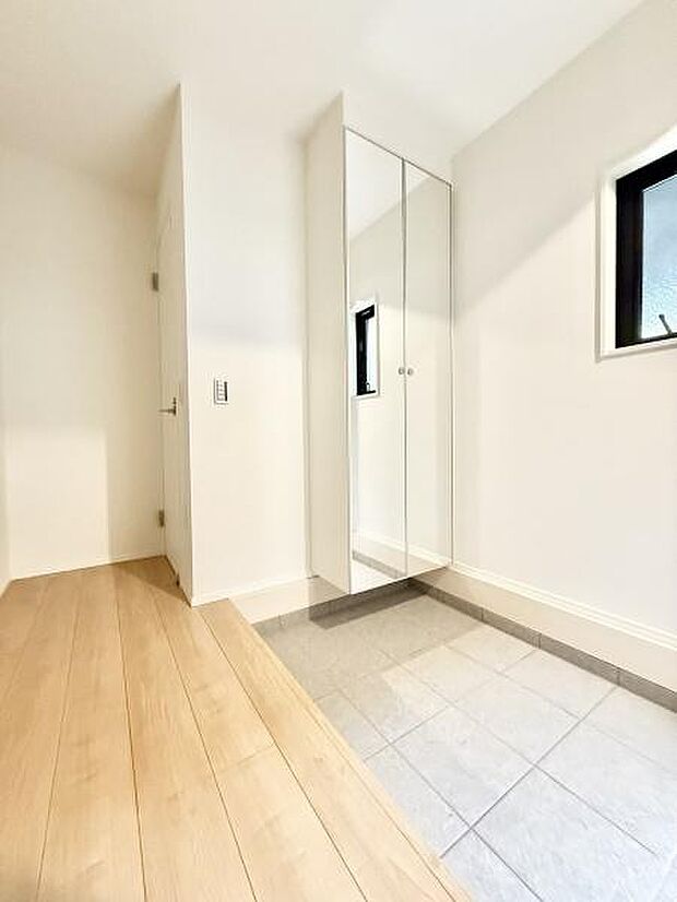 落ち着いた空間を演出しご家族や来客者を気持ちよく出迎える玄関!大容量の収納をご用意!全身ミラーはお部屋の奥行をより感じさせます。