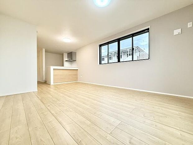 16.5帖の広々LDKは家族全員がゆったりとくつろげる空間です。リビングとダイニングを自由に使い分けられるため、様々なライフスタイルに対応します!