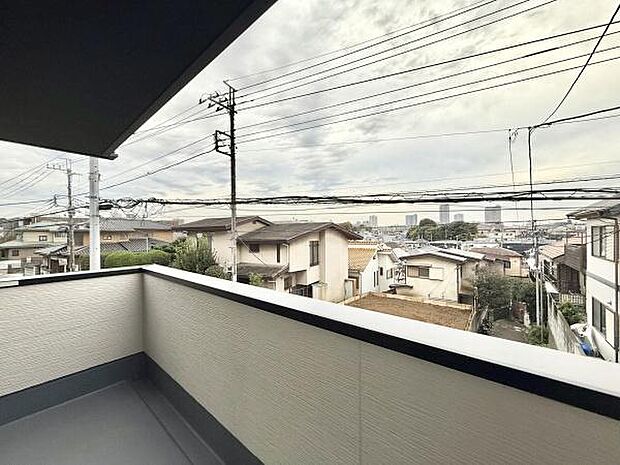 天気の良い日は洗濯物はカラッと乾かせます!屋根付きで急な雨から洗濯物を守ります!