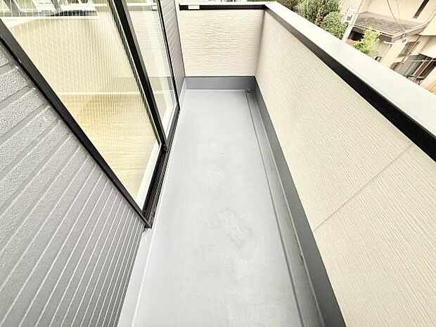 バルコニーは使い勝手があります!洗濯物もたくさん干せます!