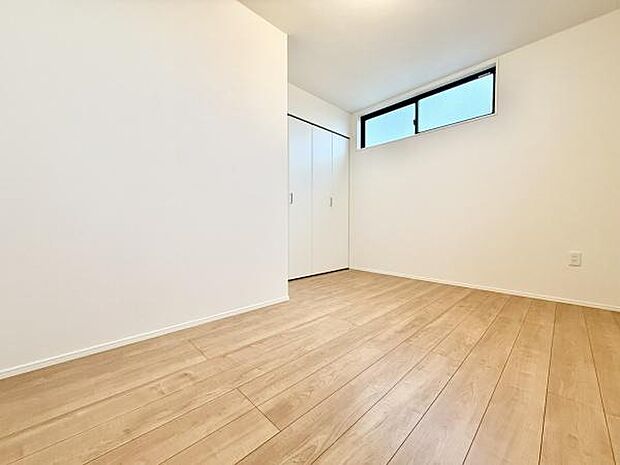 落ち着いた色合いとシンプルなデザインが魅力の洋室。クローゼット付きで、衣類や荷物もスッキリ収納。使い勝手の良い快適空間です。