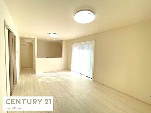 明るく開放的なリビングが魅力。自然光に包まれる心地よい空間で、日々の暮らしがより豊かになります。